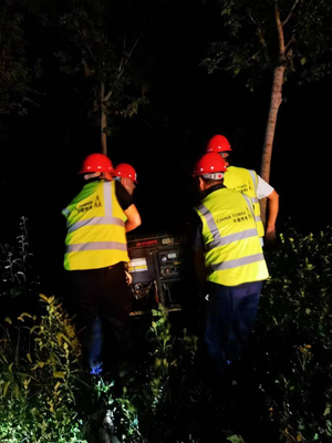 抢修通信解救围困群众 涿州铁塔 24小时灯火通明 油机发电